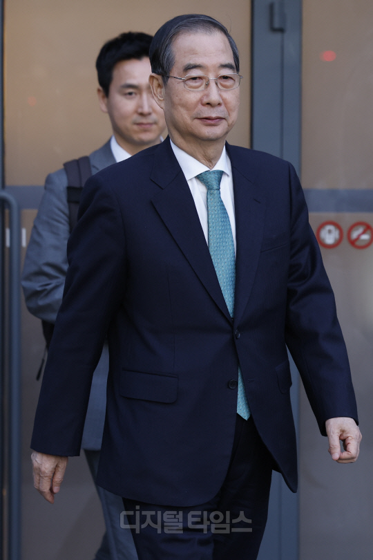 한덕수 무소속 대선 예비후보가 7일 서울 종로구의 한 식당에서 김문수 국민의힘 대선 후보와 단일화 관련 회동을 마친 뒤 이동하고 있다. 이날 회동은 합의된 사안 없이 종료됐다. 박동욱기자 fufus@
